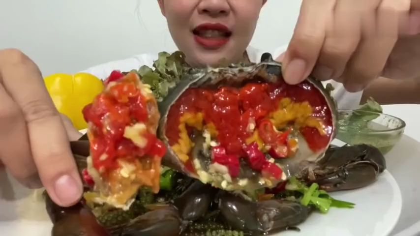 吃播:超喜欢泰国妞的吃播,满膏的蟹拌饭,鲜美可口